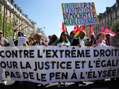 Milhares De Franceses V O S Ruas Protestar Contra A Extrema Direita