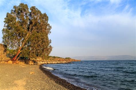 Das ufer des sees tiberius see genezareth in der nähe der griechisch