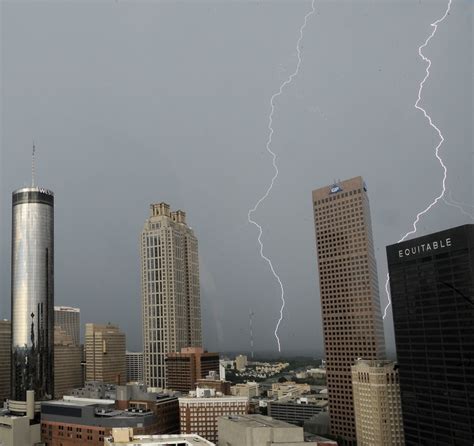 Los Rayos Caen Sobre El Centro Durante Una Tormenta El Ctrica En