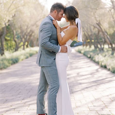 20 Best Hairstyles For Engagement Photos