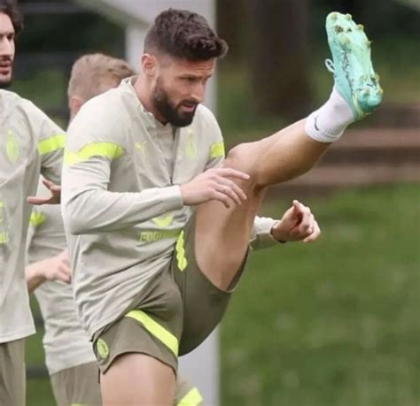 Olivier Giroud In Soccer Players Hot Soccer Guys Hot Men Bulge