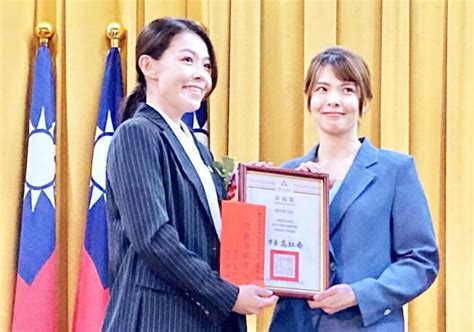 竹市警反詐騙女力謝婷婷 榮獲竹市長高虹安表揚績優員警獎項