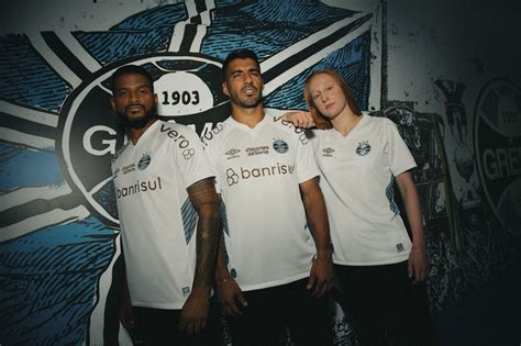 Suarez Pati E Vina Umbro Apresenta Novo Uniforme Do Gr Mio