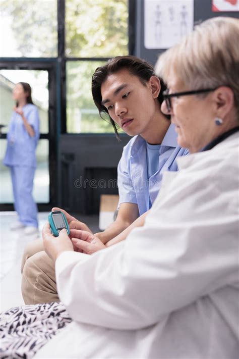 Arzt, Der Mithilfe Eines Glukometers Den Insulinspiegel Und Den ...