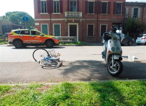 Ravenna Incidente Travolta In Bici Da Un Uomo In Scooter Finiscono