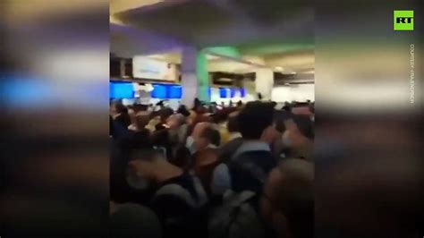 Caos En El Aeropuerto De Kabul Mientras Los Afganos Se Apresuran A Huir