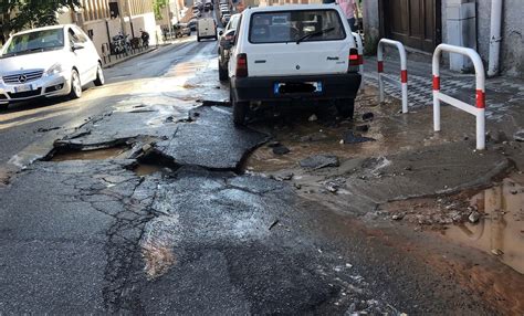 Reggio Rottura Di Una Conduttura Nel Centro Citt Esplode L Asfalto