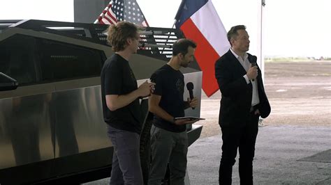 Elon Musk monte sur un Cybertruck pour annoncer une énorme raffinerie