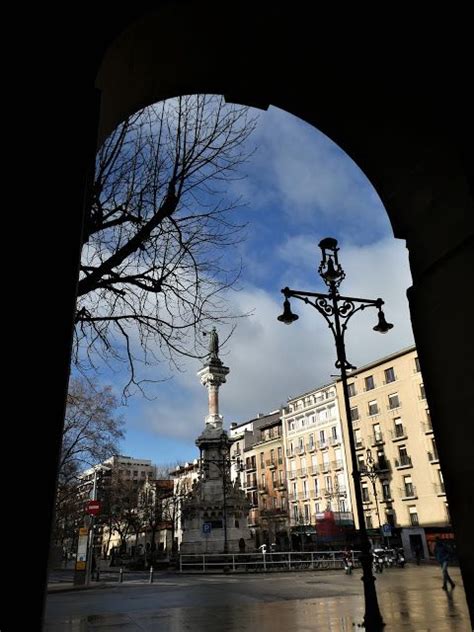 Adoquines Y Losetas Monumento A Los Fueros Building Big Ben Landmarks