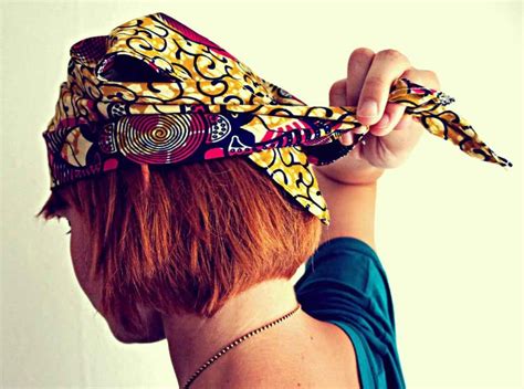 Comment plier et nouer un bandana en mode pirate ? Tutoriel