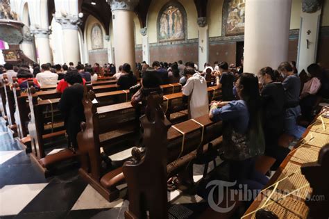 Ibadah Jumat Agung Di Gereja Katedral Jakarta Foto 7 1920637