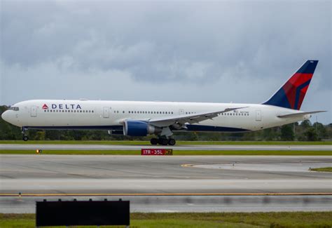 N Mh Delta Airlines Boeing Er By Julian Waller Aeroxplorer