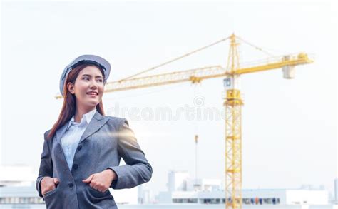 O Retrato Da Mulher Nova Bonita Do Coordenador Veste Um Capacete De