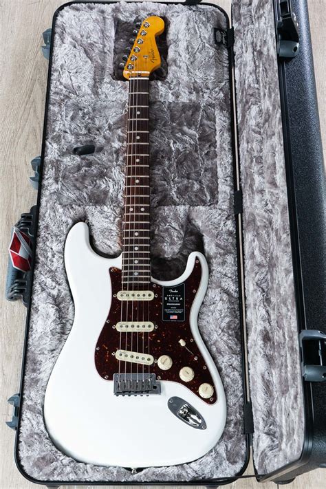 Fender American Ultra Stratocaster Guitar W Case Rosewood Fingerboard