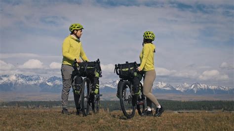 El Hombre Y La Mujer Viajan En Cicloturismo De Terreno Mixto Con