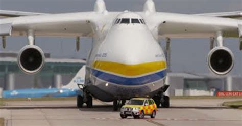 Eis o maior avião de carga do mundo a levantar vôo É impressionante