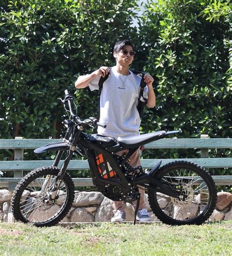 Cậu bé gốc Việt được nữ minh tinh hot nhất nhì Hollywood nhận nuôi 17 năm trước giờ ra sao