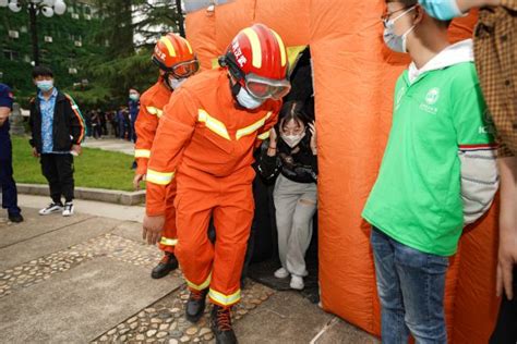 模拟灭火、模拟逃生防灾减灾日，大学生亲身体验武汉消防武汉新闻中心长江网cjncn