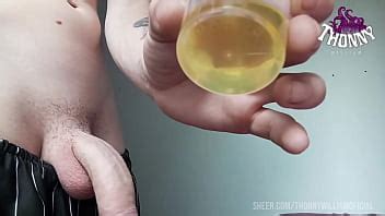 Doctor pervertido me hace orinar y ordeñar en una taza XVIDEOS