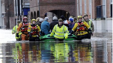 UK Floods: Victims face mental health 'support vacuum' - BBC News