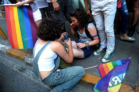 Istanbul Idranti E Proiettili Di Gomma Per Disperdere Il Gay Pride Corriere It