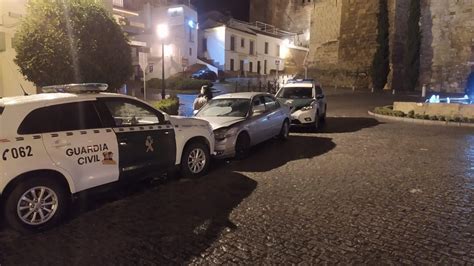 Retiene A Una Mujer Huye De La Guardia Civil Y Embiste Con Su Coche A