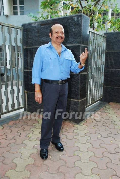 Rajesh Roshan Casts his Vote Media