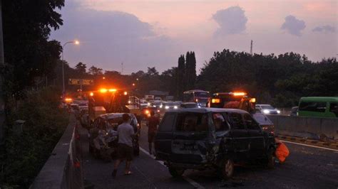 BREAKING NEWS 8 Kendaraan Terlibat Kecelakaan Karambol Di Tol