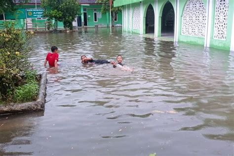 Hujan Deras Pemukiman Warga Di Rangkasbitung Terendam Banjir ANTARA