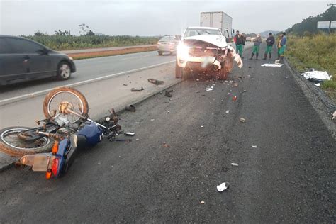 Motociclista morre após bater contra caminhonete na BR 280 em Araquari