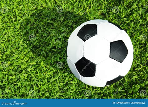 Pallone Da Calcio Sull Erba Verde Fresca Del Campo Di Football