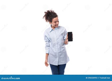 Brunette Curly Joven Empleada De Una Mujer De Empresa De Negocios Muestra Publicidad En La
