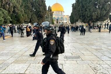 Zionisten entweihen Innenhöfe von Al Aqsa angeführt vom