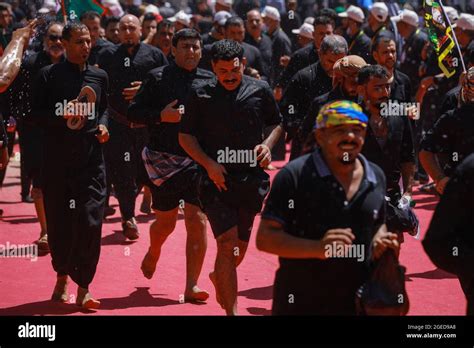 Karbala Iraq 19th Aug 2021 People Run As They Take Part In The