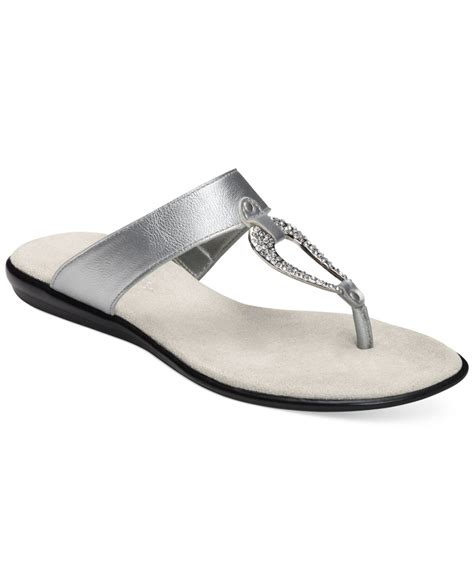 Lyst Aerosoles Bachelorette Flat Thong Sandals In Metallic