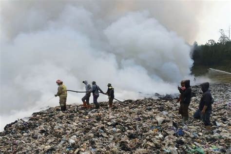 Gunungan Sampah Di Tpa Tlekung Kota Batu Jatim Terbakar Antara News