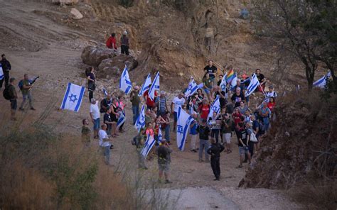 Police allow protesters into community where Netanyahu is vacationing ...