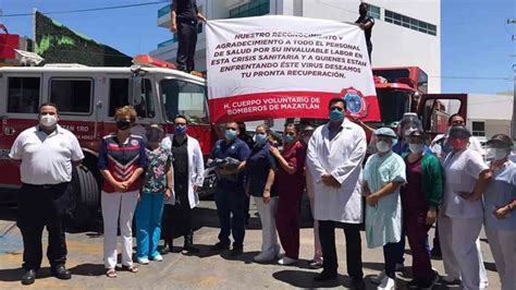 Donan Bomberos de Mazatlán mil cubrebocas a personal de hospitales