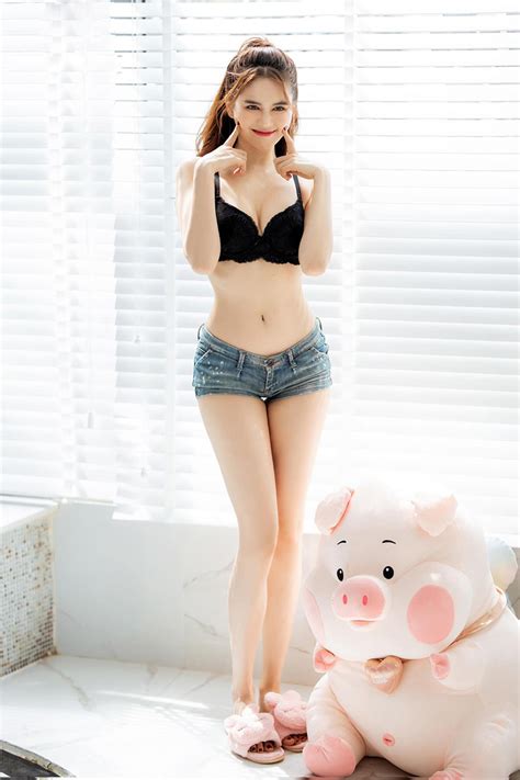 Nữ hoàng nội y Ngọc Trinh mặc bikini khoe 3 vòng nóng bỏng mới nhất Ảnh gái xinh