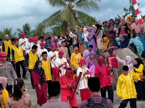 Ribuan Warga Saksikan Prosesi Adat Mombowa Tumpe Ke Banggai Laut