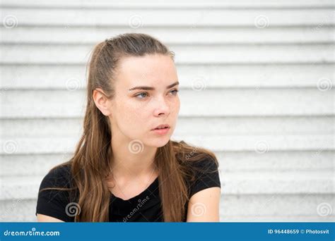 Menina Bonita Que Senta Se Nas Escadas Imagem De Stock Imagem De