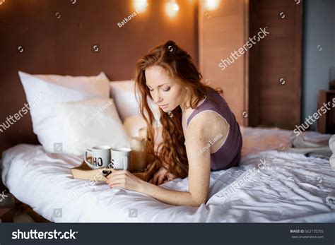 Attractive Young Redhaired Woman Lying Bed库存照片562175755 Shutterstock