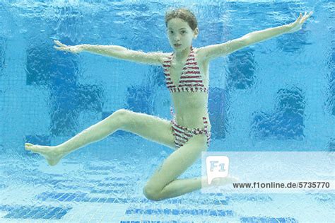 Mädchen schwimmen unter Wasser im Schwimmbad