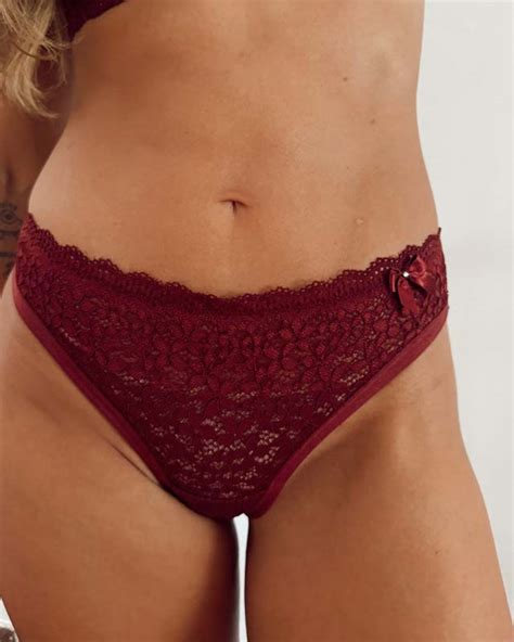 Conjunto lingerie sutiã de renda sem bojo e calcinha de renda na cor vinho vovó Letícia