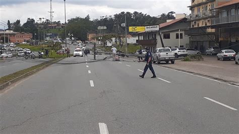 Caminh O Derruba Postes Interdita Rua E Deixa Mais De Mil Unidades Sem