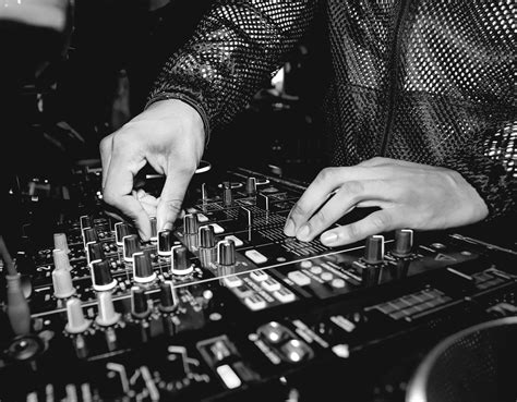 Dj Jon Daniels — Bio Site