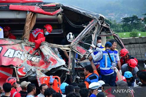 Kecelakaan Bus Pariwisata Dan Truk Di Ruas Tol Pandaan Malang ANTARA News