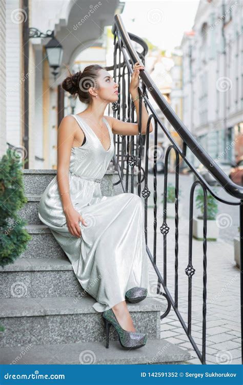 Jonge Leuke Brunette Stock Foto Image Of Huis Lang