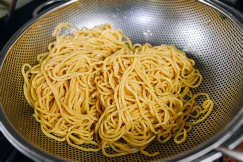 Lo Mein How To Cook It The Right Way The Woks Of Life