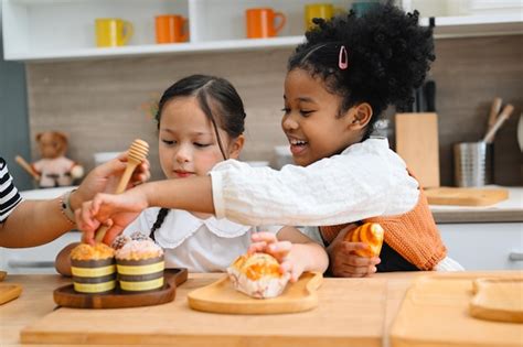 Meninas Crian As Felizes P O E Biscoitos Brincando Farinha E